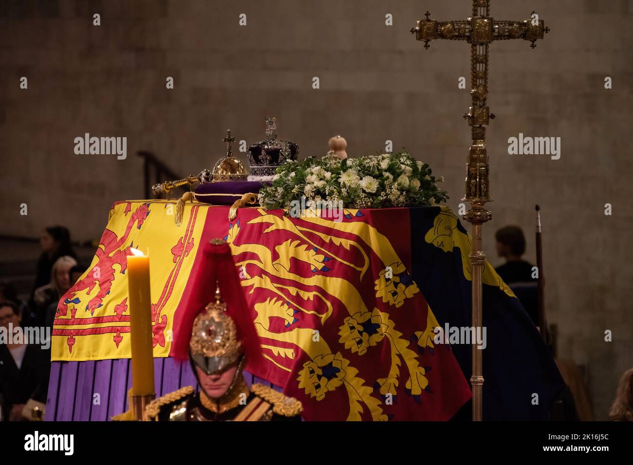 Londres, Royaume-Uni. 16th septembre 2022. Les restes mortels de la reine Elizabeth II se trouvent dans son cercueil sous la garde de 24 heures à Westminster Hall afin que le public puisse lui rendre hommage jusqu'au lundi 19 septembre. Crédit : SOPA Images Limited/Alamy Live News Banque D'Images