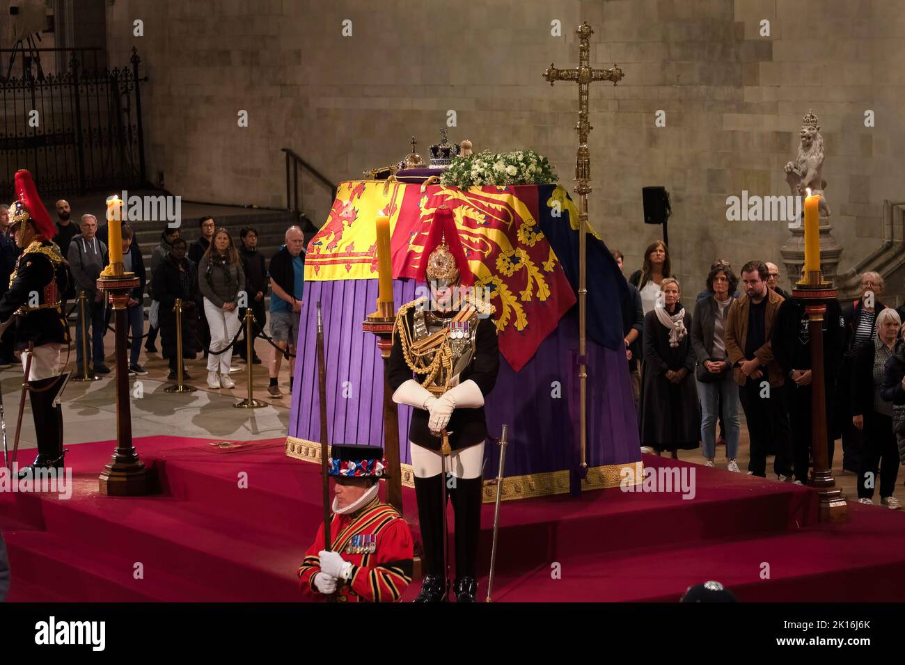 Londres, Royaume-Uni. 16th septembre 2022. Les restes mortels de la reine Elizabeth II se trouvent dans son cercueil sous la garde de 24 heures à Westminster Hall afin que le public puisse lui rendre hommage jusqu'au lundi 19 septembre. (Photo de Ximena Borrazas/SOPA Images/Sipa USA) crédit: SIPA USA/Alay Live News Banque D'Images