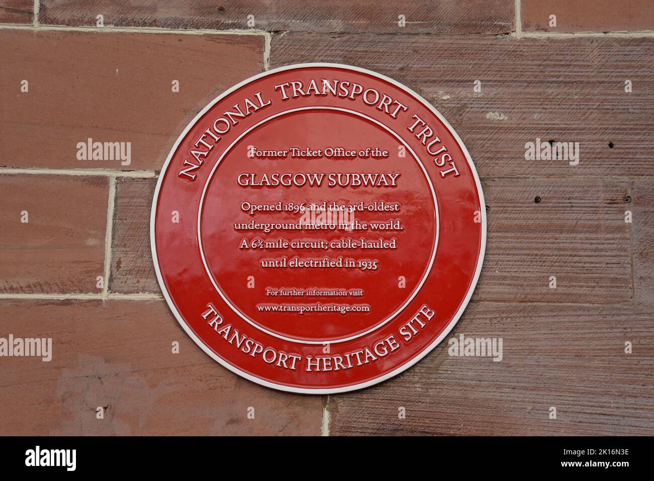 Une plaque rouge marquant le site de l'ancienne billetterie du métro de Glasgow, la place St Enochs, aujourd'hui café Nero. Août 2022 Banque D'Images