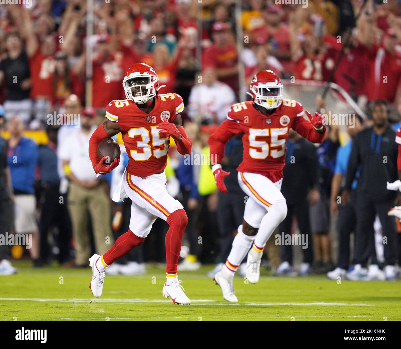 Kansas, États-Unis. 15th septembre 2022. 15 SEPTEMBRE 2022 : le cornerback des chefs de Kansas City Jaylen Watson (35) renvoie une interception pour un touchdown tard dans le quatrième trimestre, escortée par Frank Clark, extrémité défensive des chefs de Kansas City (55), au stade Arrowhead Kansas City, Missouri. Les chefs ont battu les Chargers 27-24 Jon Robichaud/CSM. Crédit : CAL Sport Media/Alay Live News Banque D'Images Kansas, États-Unis. 15th septembre 2022. 15 SEPTEMBRE 2022 : le cornerback des chefs de Kansas City Jaylen Watson (35) renvoie une interception pour un touchdown tard dans le quatrième trimestre, escortée par Frank Clark, extrémité défensive des chefs de Kansas City (55), au stade Arrowhead Kansas City, Missouri. Les chefs ont battu les Chargers 27-24 Jon Robichaud/CSM. Crédit : CAL Sport Media/Alay Live News Banque D'Images