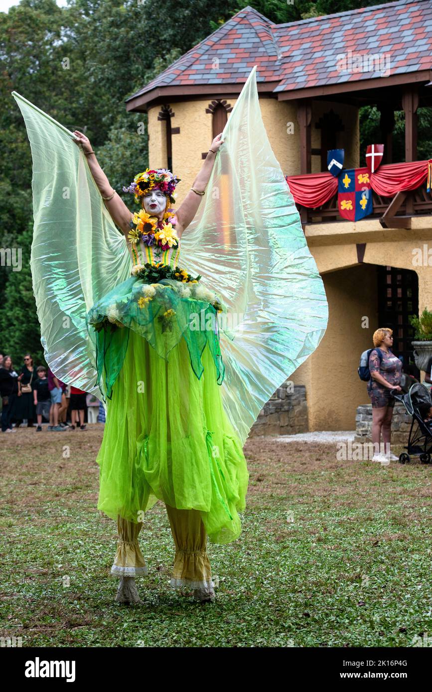 Fée stilt Walker saluant les participants au Maryland Renaissance Festival 2022. Format vertical, interaction avec la foule. Revel Grove, village Tudor. Banque D'Images