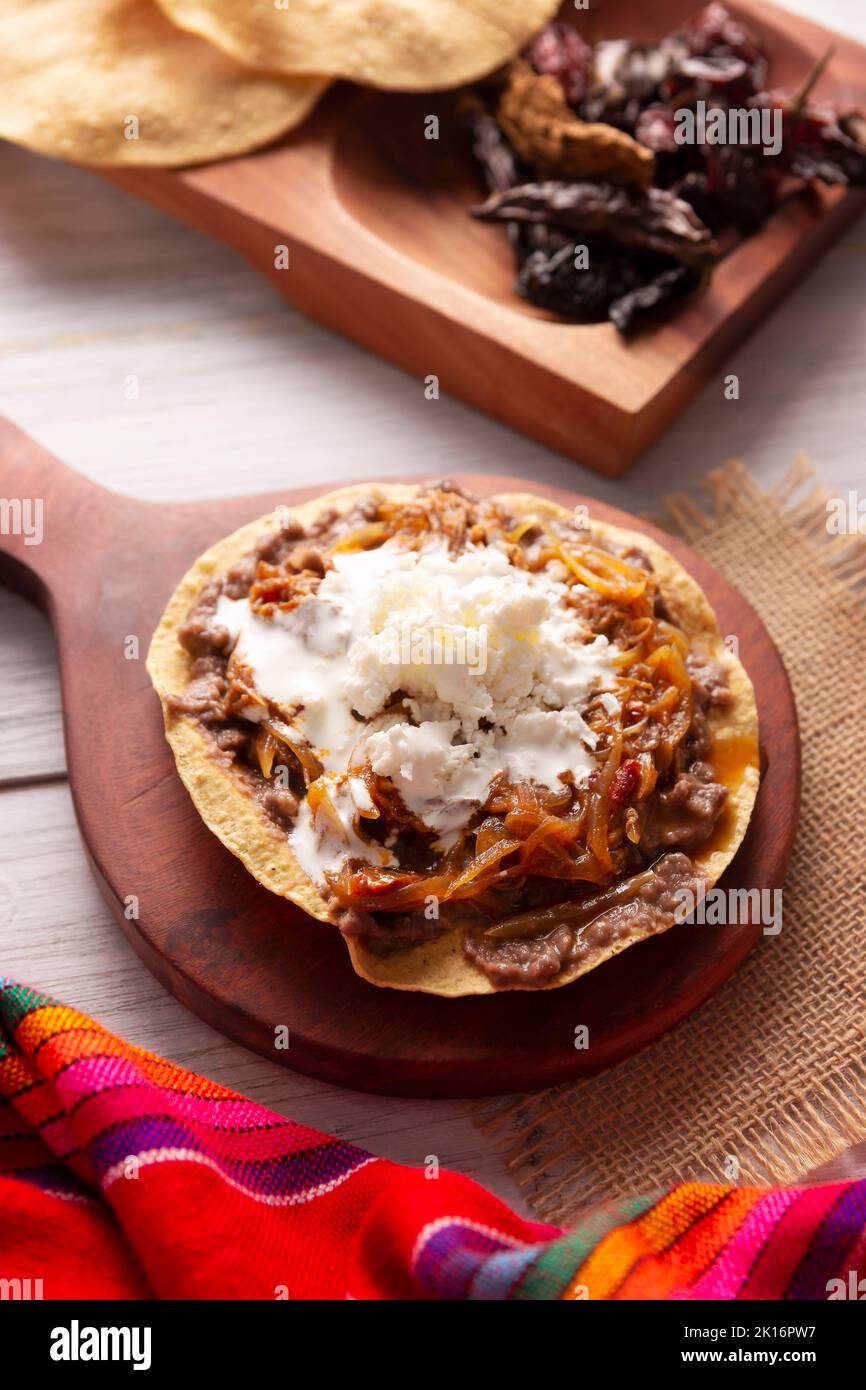 Tostada de Tinga de Res. Plat mexicain typique préparé principalement avec du bœuf râpé, de l'oignon et des piments séchés. Il est habituel du servir sur le maïs tortill Banque D'Images