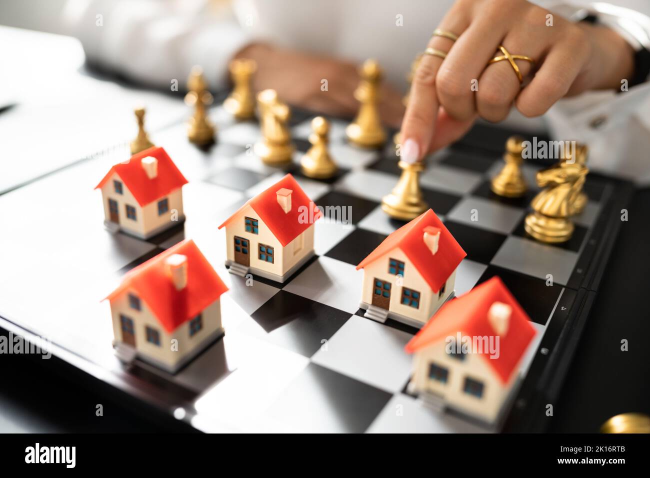 Concours de stratégie d'échecs. Concept de gestion immobilière Banque D'Images