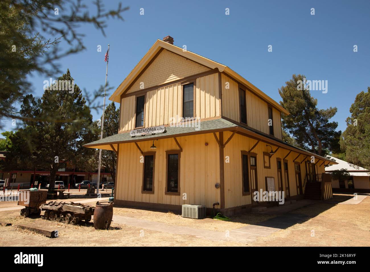 Patagonia, Arizona, Etats-Unis - 30 mai 2022 : l'après-midi, la lumière du soleil brille sur la gare historique de Patagonia à deux étages. Banque D'Images