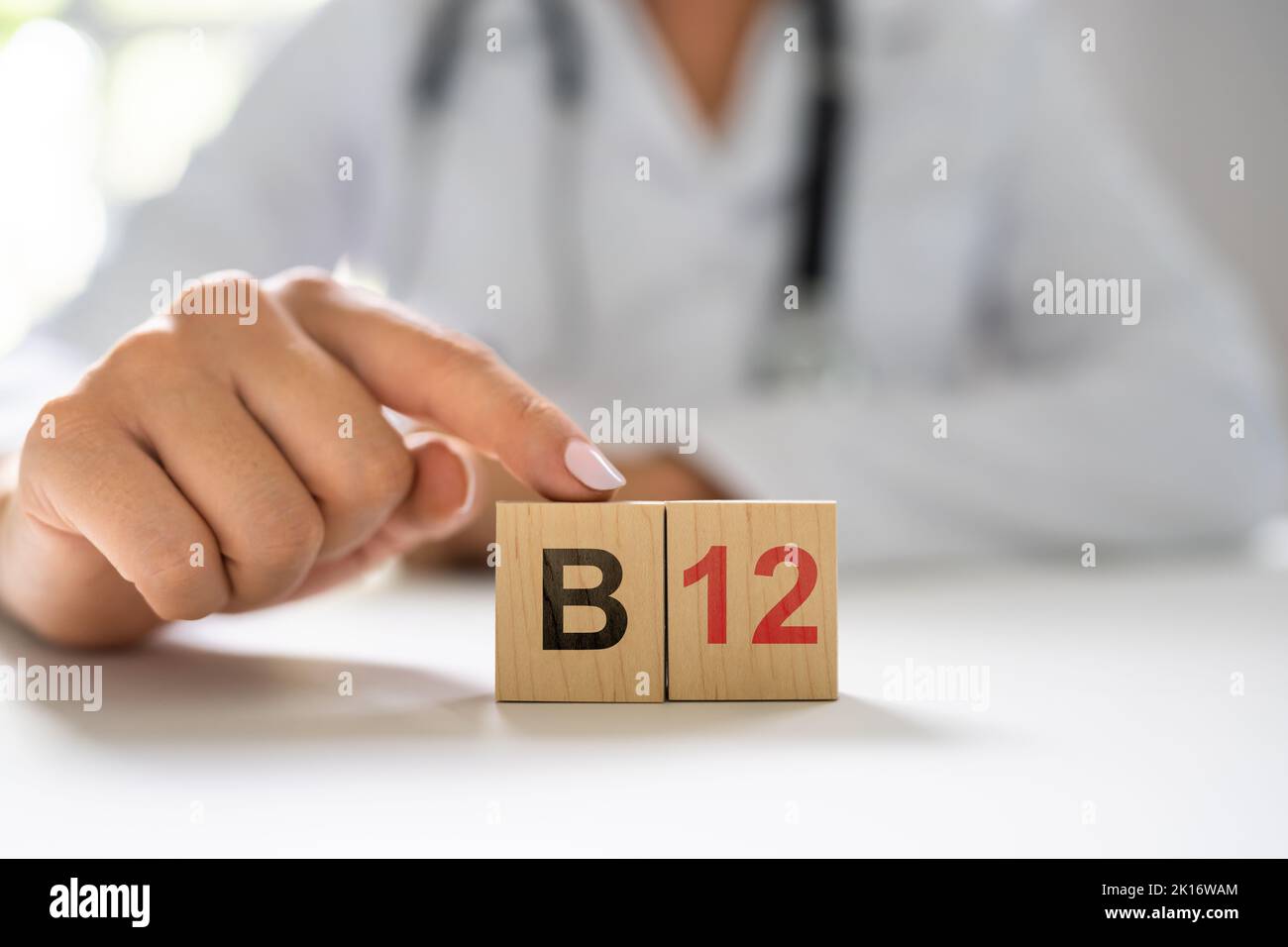 Vitamine B12. Médecin main à l'hôpital Banque D'Images