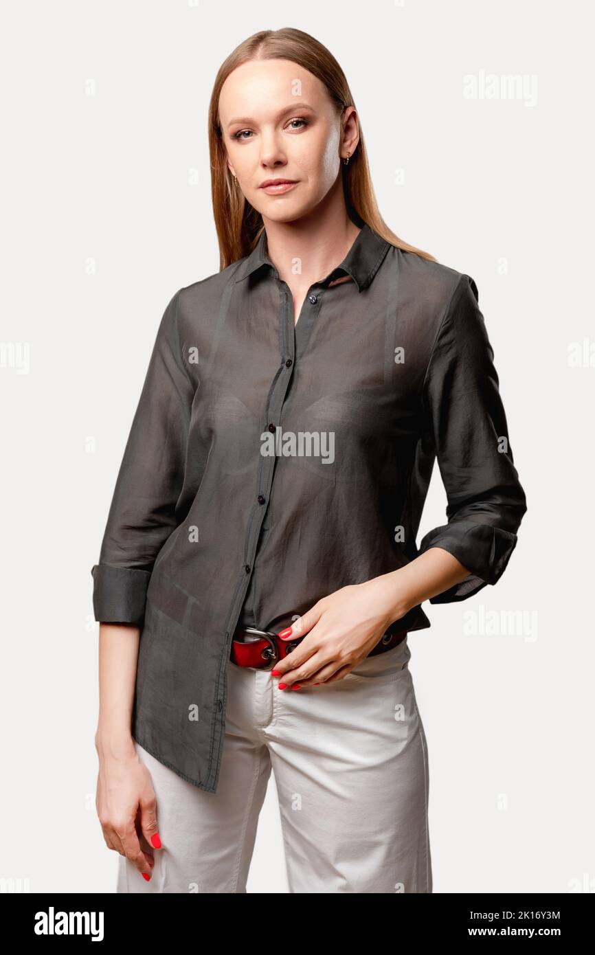 Femme confiante. Mode de vie féminin. Croissance de l'auto-développement. Portrait d'une femme ambitieuse réussie en chemise grise debout regardant l'appareil photo isolé Banque D'Images