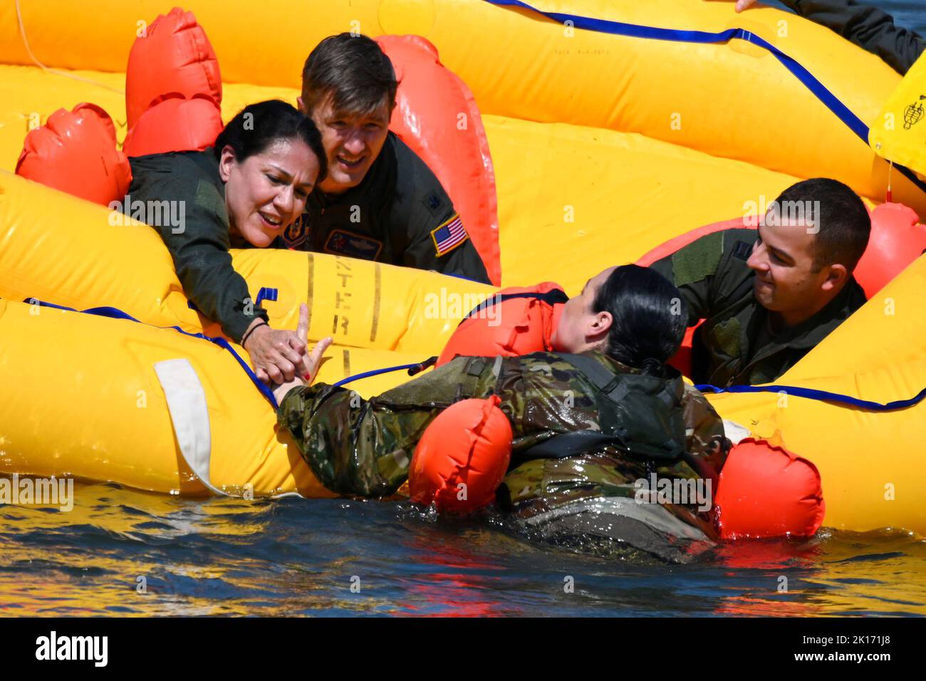 Fort dix, New Jersey, États-Unis. 9th septembre 2022. Fort dix a organisé un cours de survie en eau pour jusqu'à 22 membres de l'équipage de conduite de la 514 AMW au cours de leur prochain week-end de l'UTA. Cette formation comprend l'orientation sur la survie en eau et l'entraînement sur l'eau. L'équipement d'entraînement comprenait 1 radeau de sauvetage ancré dans l'eau et 1 soufflés sur la rive. Les étudiants seront équipés d'un sauveteur de vie, et nagent de la rive au radeau de sauvetage, puis entrent dans celui-ci. Une fois que tous les membres sont dans le radeau, nous discuterons de l'entretien du radeau et de l'équipement pour les aider à survivre pendant tout ce que l'environnement conditi Banque D'Images