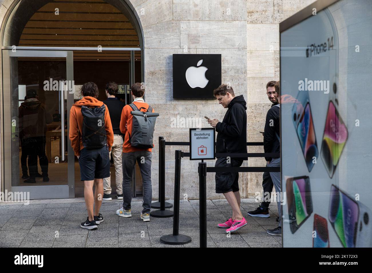 Berlin, Allemagne. 16th septembre 2022. Au Apple Store de Berlin, au Kurfuerstendamm 26, de longues files d'attente de personnes se sont formées tôt le matin sur 16 septembre 2022. Les gens veulent ramasser leurs nouveaux produits Apple. L'Apple Store avait déjà ouvert ses portes à 8 h 00. Beaucoup ont accepté de longs temps d'attente. Ils étaient impatients de voir leur nouvel iPhone 14, qui a été vendu aujourd'hui par Apple à Berlin. Crédit : ZUMA Press, Inc./Alay Live News Banque D'Images