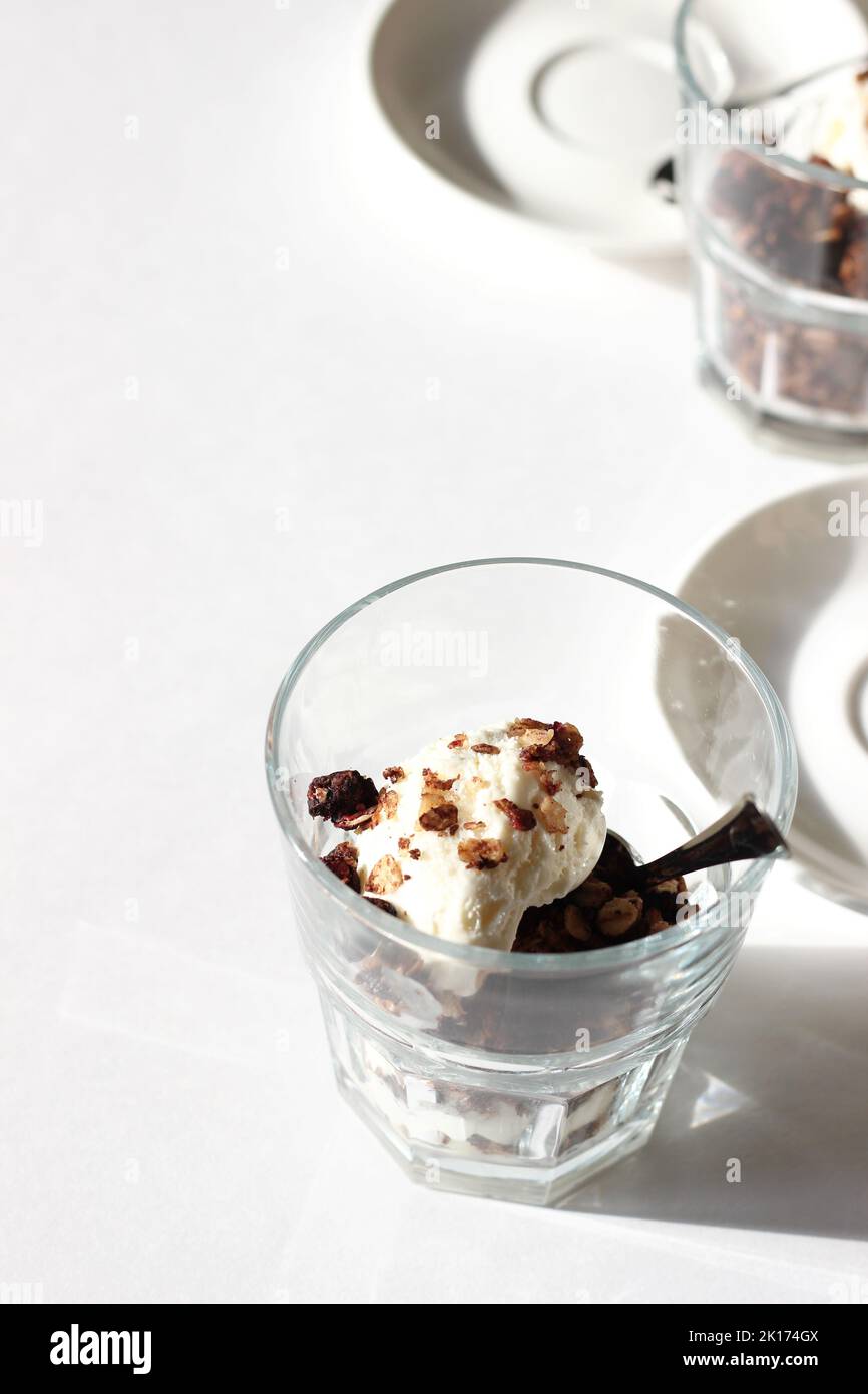 Crème glacée à la vanille dessert en verre avec du granola d'avoine. Dessert. Banque D'Images