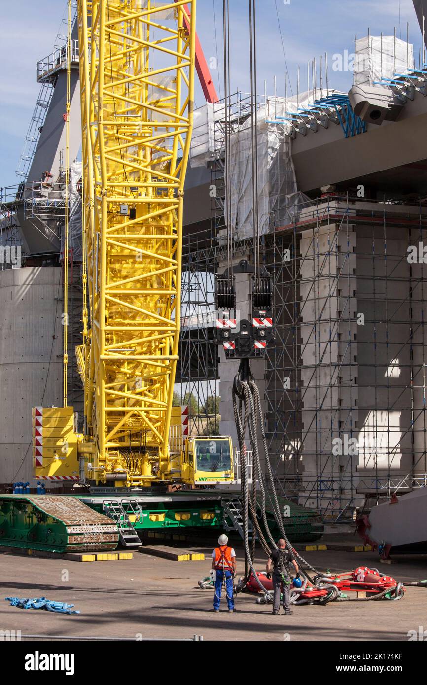 Montage d'une traverse pour charge lourde sur un crochet de grue sur le site de construction du nouveau pont du Rhin de l'Autobahn A1 entre Cologne et lever Banque D'Images