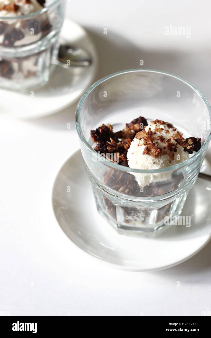 Deux verres de glace à la vanille et de granola maison. Dessert. Banque D'Images