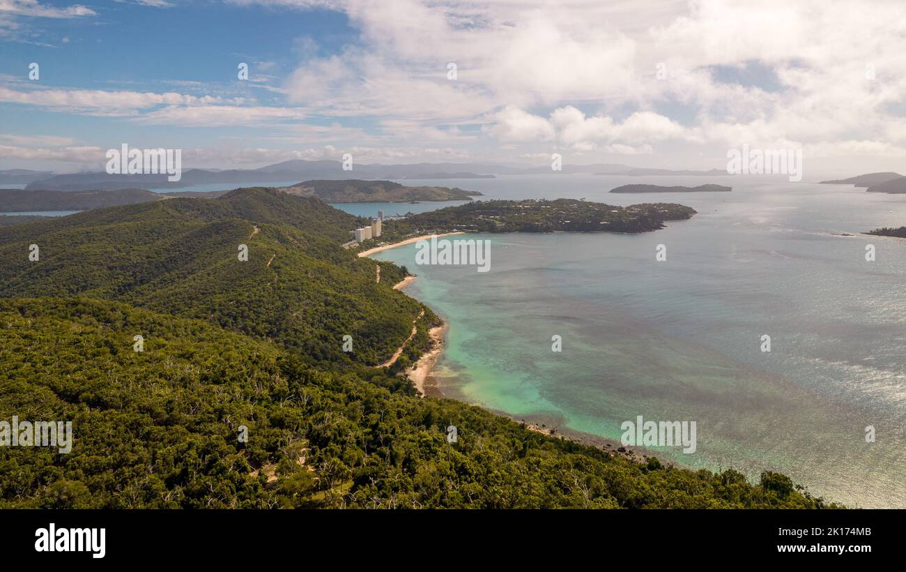 Photo de drone de Whitehaven Beach dans la grande barrière de corail du Queensland, en Australie. La photo montre l'île entourée d'eau claire bleue. Banque D'Images
