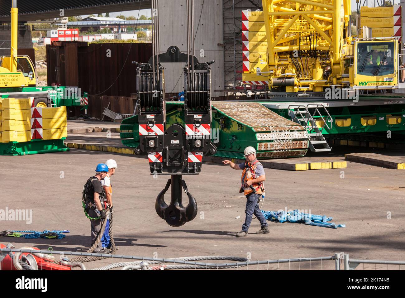 Montage d'une traverse pour charge lourde sur un crochet de grue sur le site de construction du nouveau pont du Rhin de l'Autobahn A1 entre Cologne et lever Banque D'Images