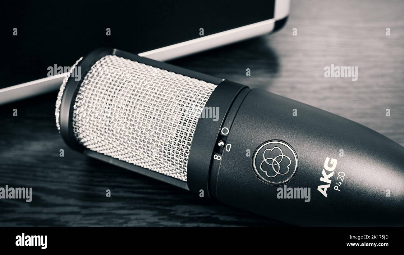 Gros plan d'un microphone à condensateur AKG Banque D'Images