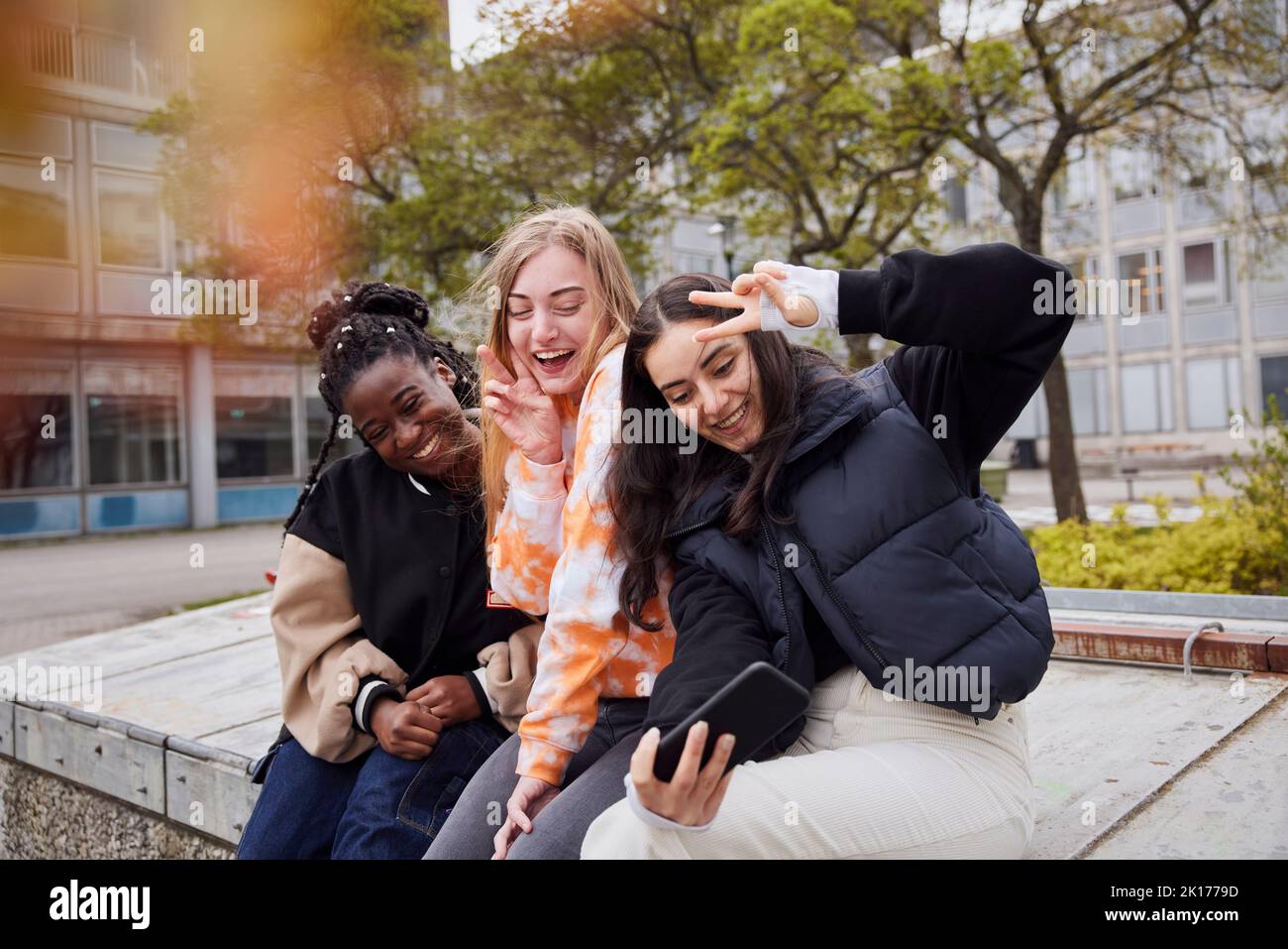Trois jeunes étudiantes qui prennent le selfie sur le campus Banque D'Images