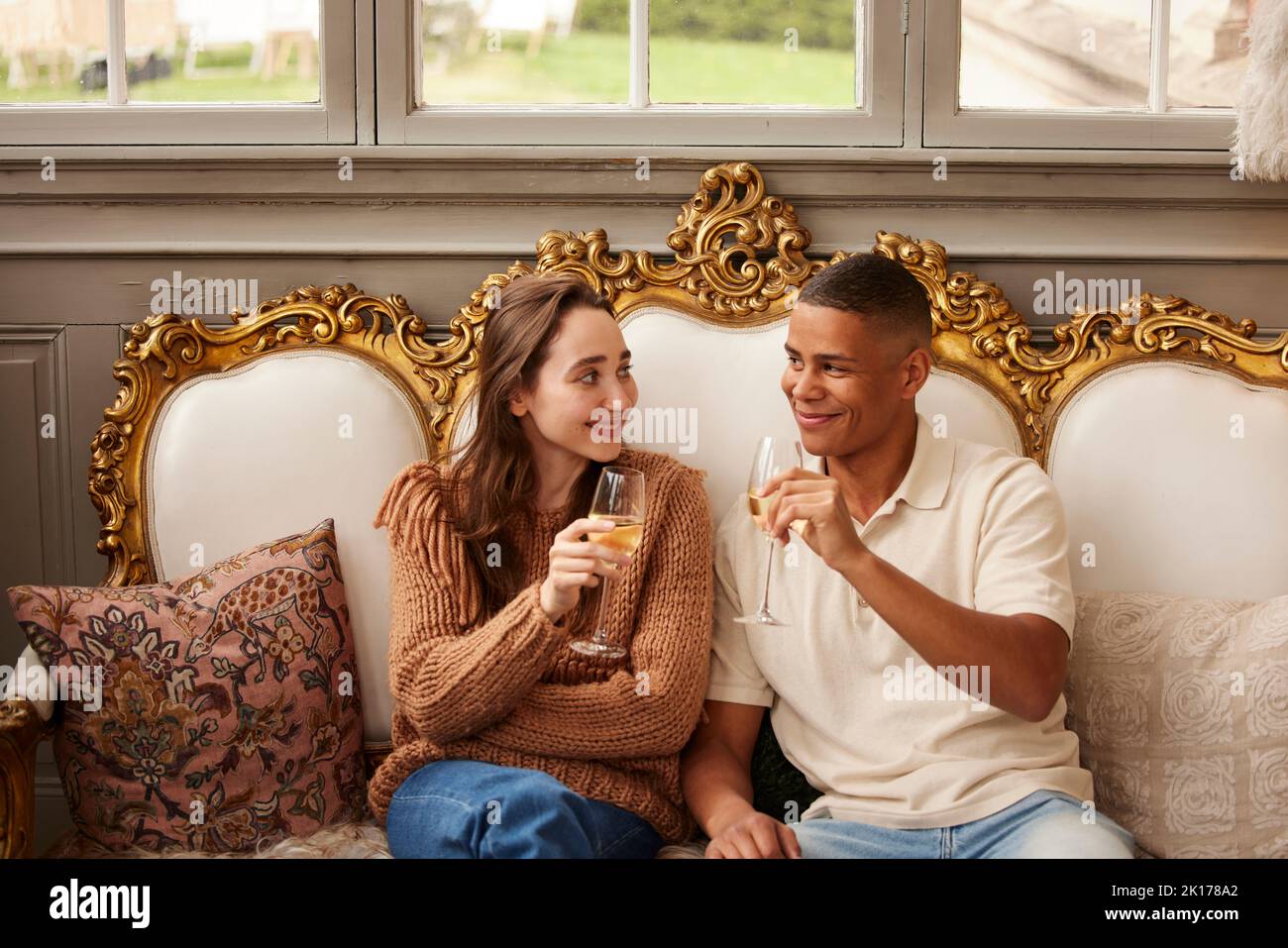 Couple célébrant dans une maison de luxe Banque D'Images
