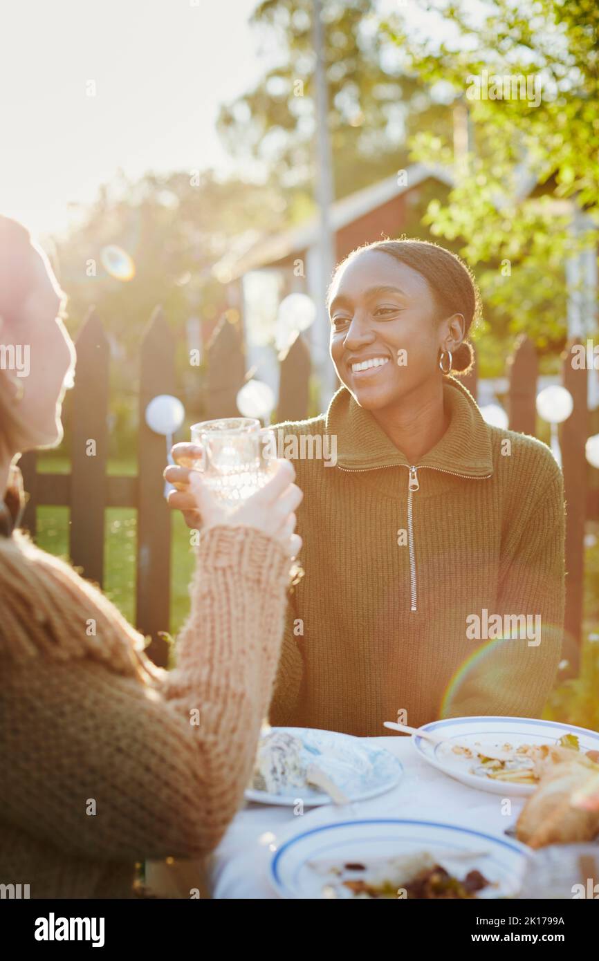 Des amies qui dîne dans le jardin Banque D'Images