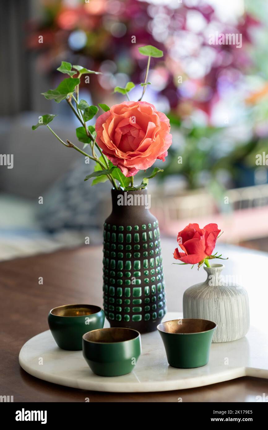 Fleurs dans des vases et des tasses vertes Banque D'Images