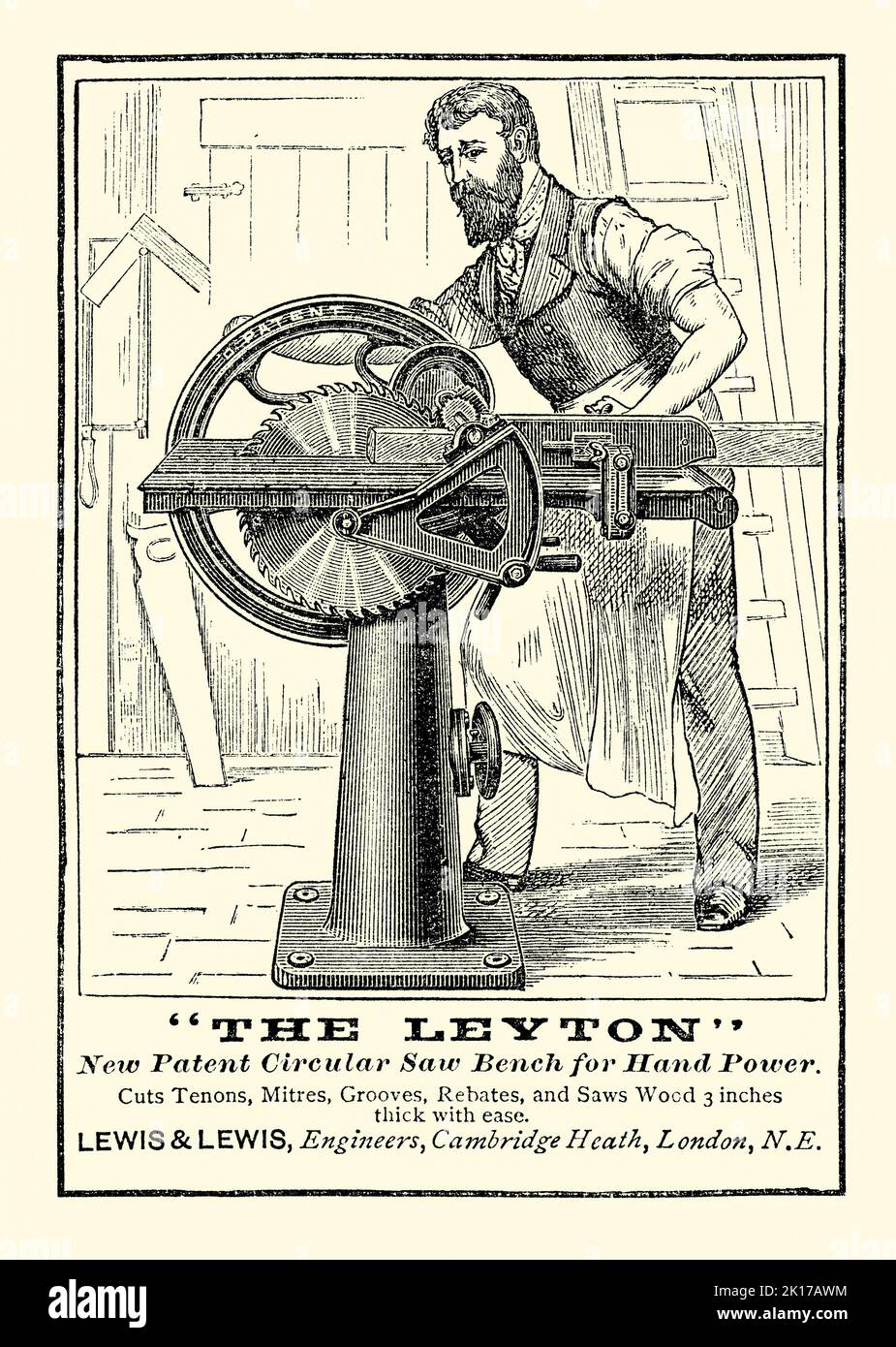 Une vieille publicité victorienne pour ‘The Leyton’, une scie à banc circulaire à main, réalisée par Lewis et Lewis de Cambridge Heath, Londres, Angleterre, Royaume-Uni. Il est d'un magazine de 1890. La scie pourrait couper le bois et aider à faire des tenons, des mitaines et des rabais. Le travailleur de son atelier fait tourner la scie par une roue dentée à l'aide de sa main droite tout en alimentant le bois vers la lame de scie avec sa gauche. Il porte un tablier en cuir robuste – vieux graphiques de 1800s. Banque D'Images