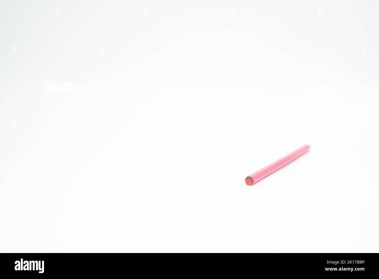 Crayon de couleur bois rose sur fond blanc avec la partie finale mise au point Banque D'Images