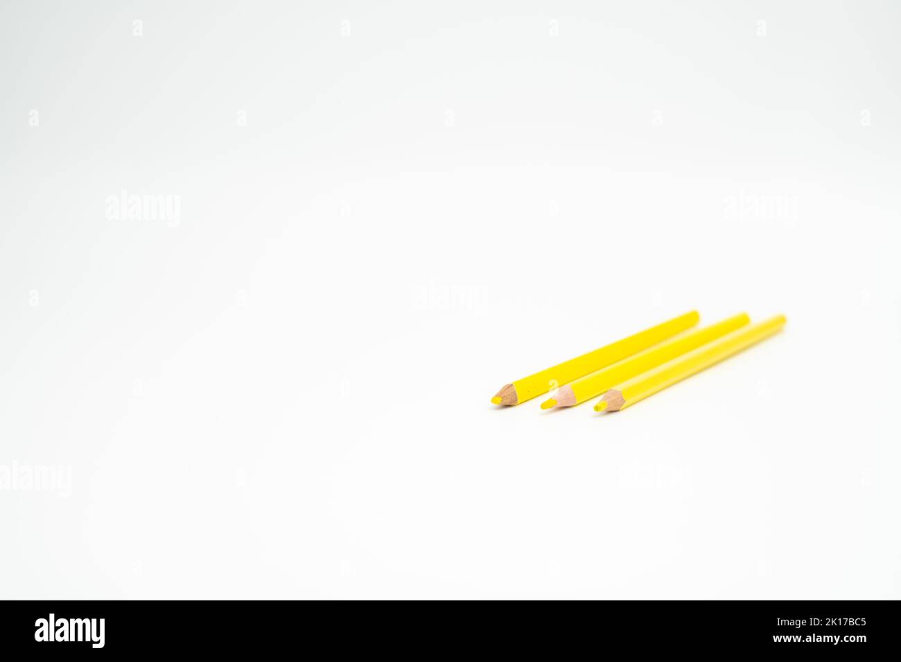 Crayon de couleur bois jaune sur fond blanc avec un point (plomb) en surbrillance Banque D'Images