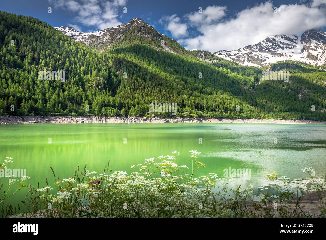 Lac alpin et paysage spectaculaire au printemps, Alpes Gran Paradiso , Italie Banque D'Images