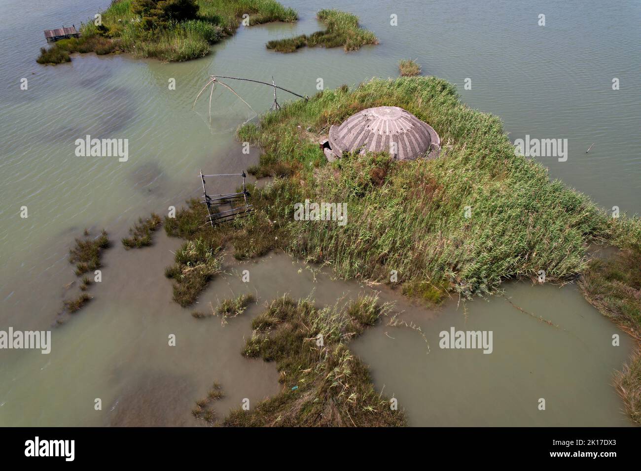 Bunker dans le lagon de Patok, Albanie - Drone perspective Banque D'Images