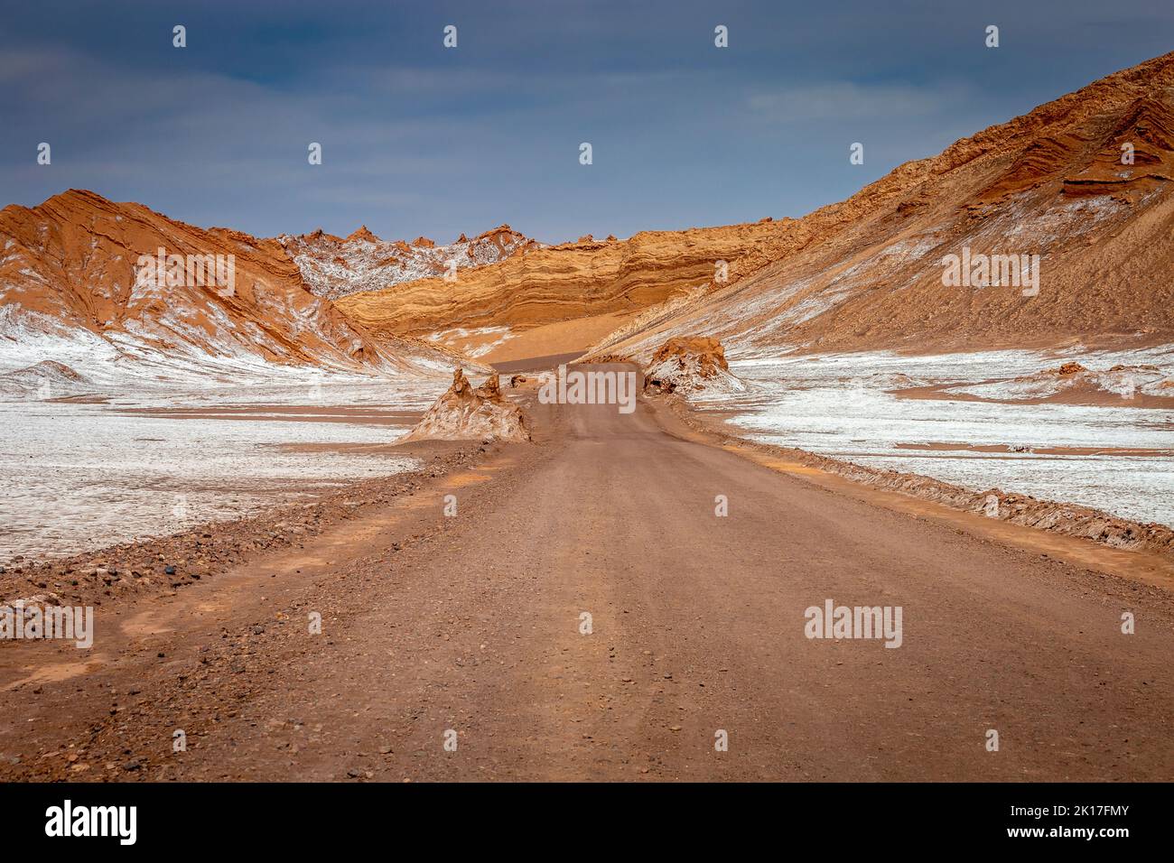 Route de terre dans le désert d'Atacama, paysage de la vallée de la lune au Chili, en Amérique du Sud Banque D'Images