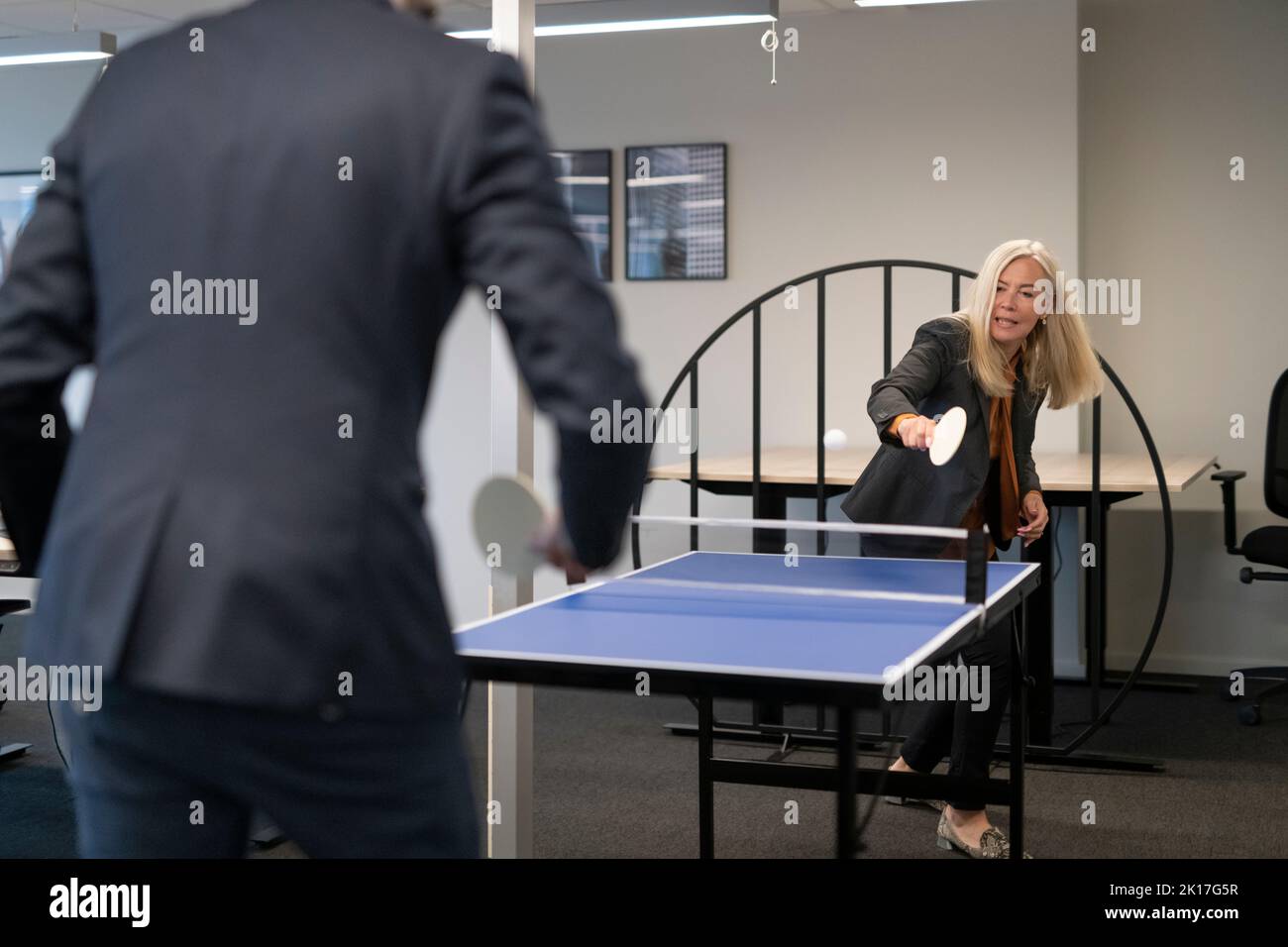 Les gens d'affaires jouent à une table de tennis au bureau Banque D'Images Les gens d'affaires jouent à une table de tennis au bureau Banque D'Images