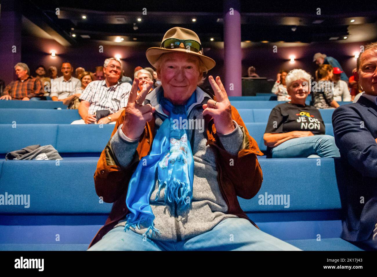 Nimègue, pays-Bas. 15th septembre 2022. L'acteur hollandais, Peter Faber, est vu faire une drôle de pose à la caméra. A l'occasion du 78th anniversaire de l'opération Market Garden aux pays-Bas, le Centre d'information WW2 de Nimègue a proposé une analyse du film "Un pont trop loin". La nuit spéciale a compté avec la présence de l'acteur Peter Faber, qui a joué le rôle du capitaine Arie Dirk 'Harry' Bestbreurtje dans le film et a parlé de son expérience pendant le film. D'autres acteurs supplémentaires et un des assistants de production du film étaient là pour parler de leurs expériences au cours de la fi Banque D'Images