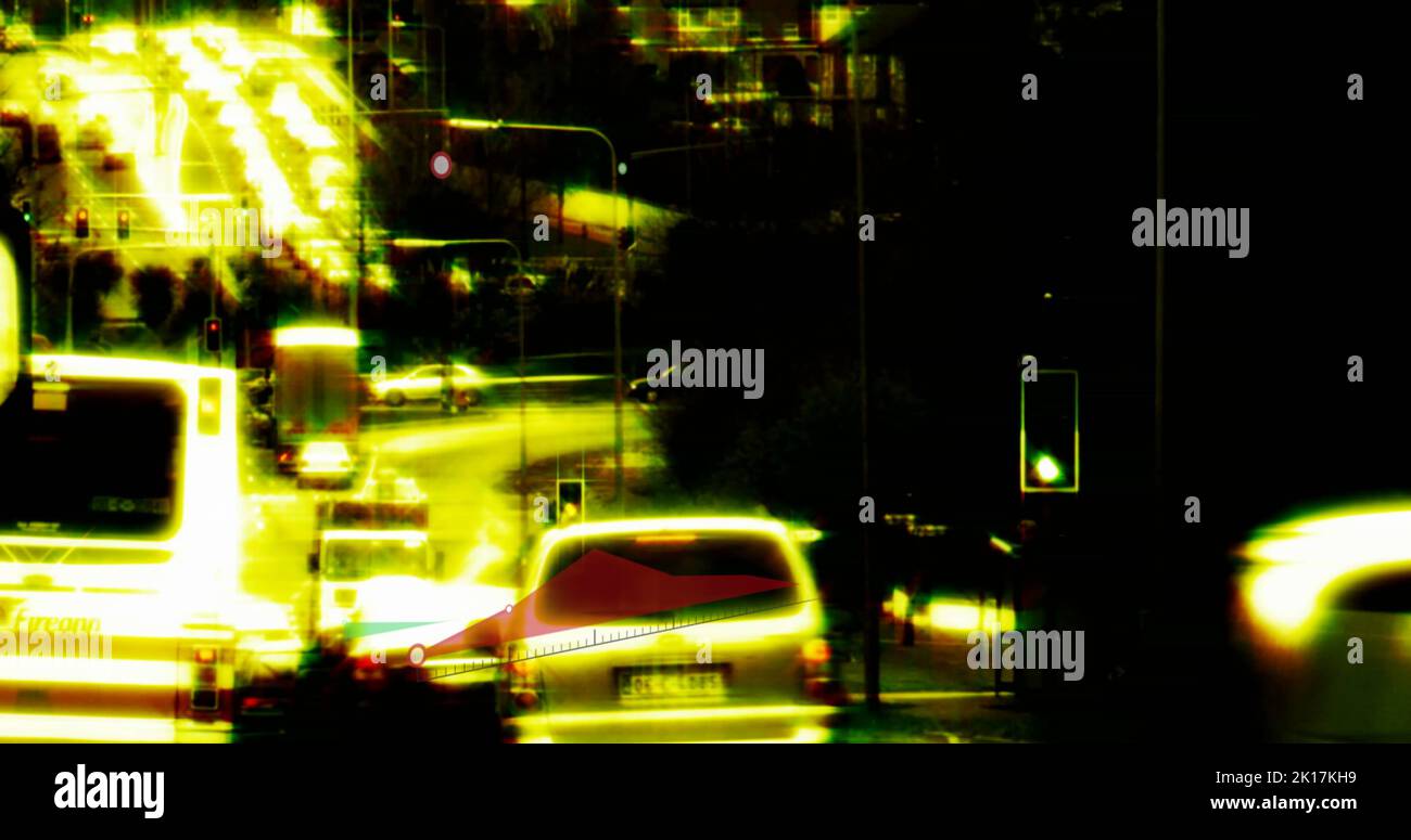 Image du traitement des données statistiques contre le trafic urbain la nuit Banque D'Images