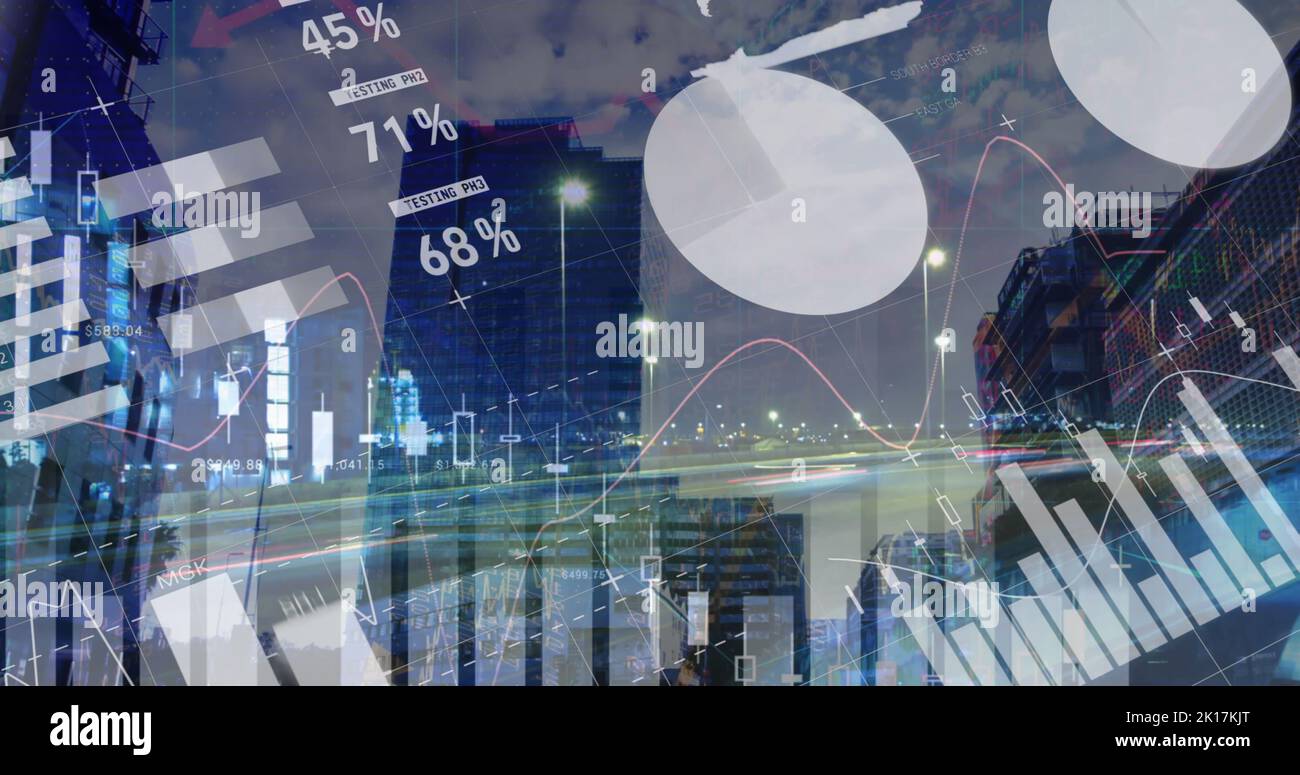 Image du traitement des données statistiques sur le trafic urbain la nuit contre de grands bâtiments Banque D'Images