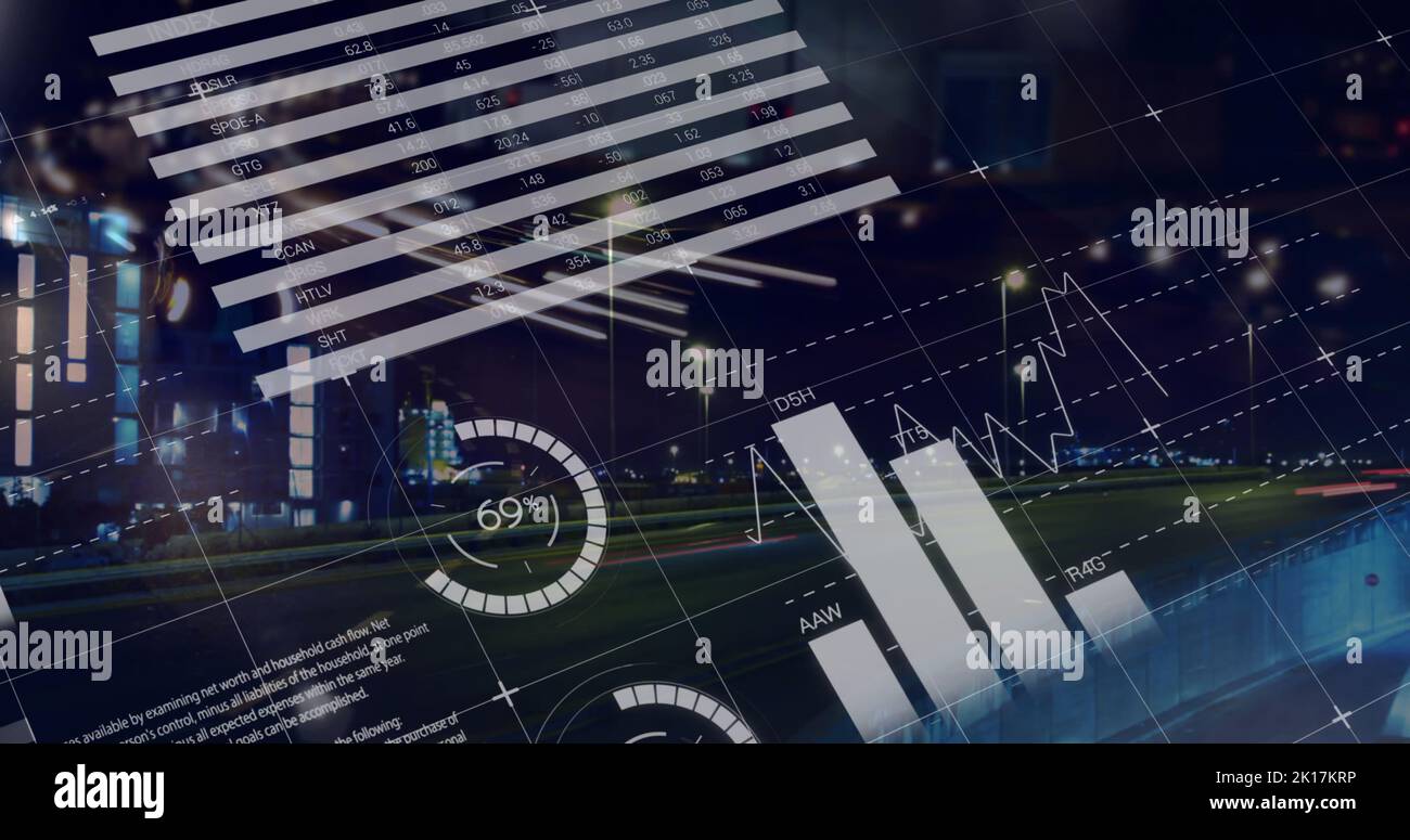 Image du traitement des données statistiques contre le trafic urbain la nuit Banque D'Images
