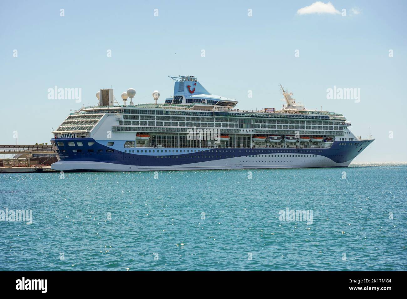 Ligne de croisière moderne, bateau de croisière, TUI Marella Discovery 2 dans le port de Malaga, Costa del sol, Espagne. Banque D'Images