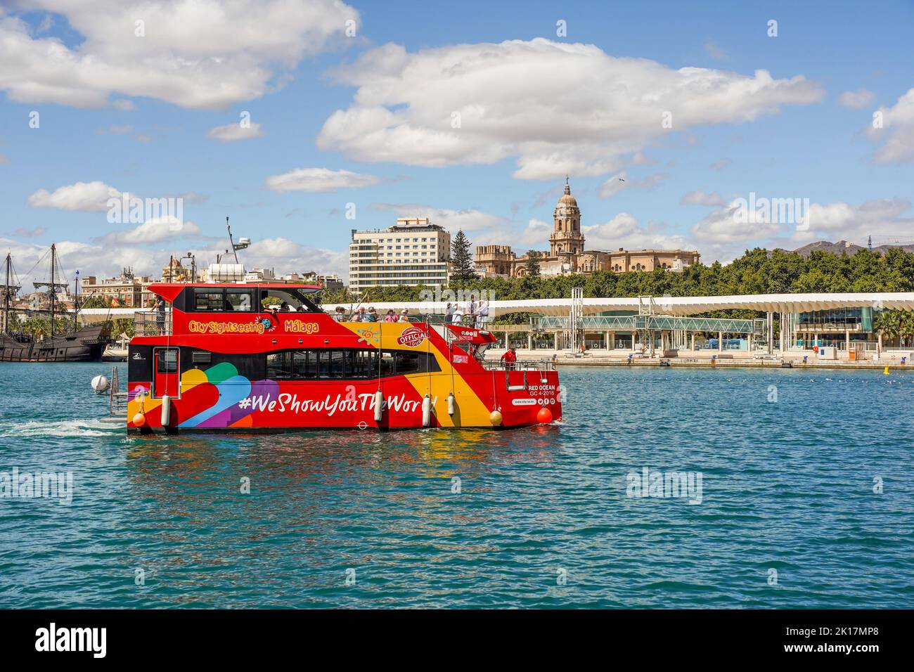 Bateau touristique entrant dans le port de Malaga, Costa del sol, Espagne. Banque D'Images