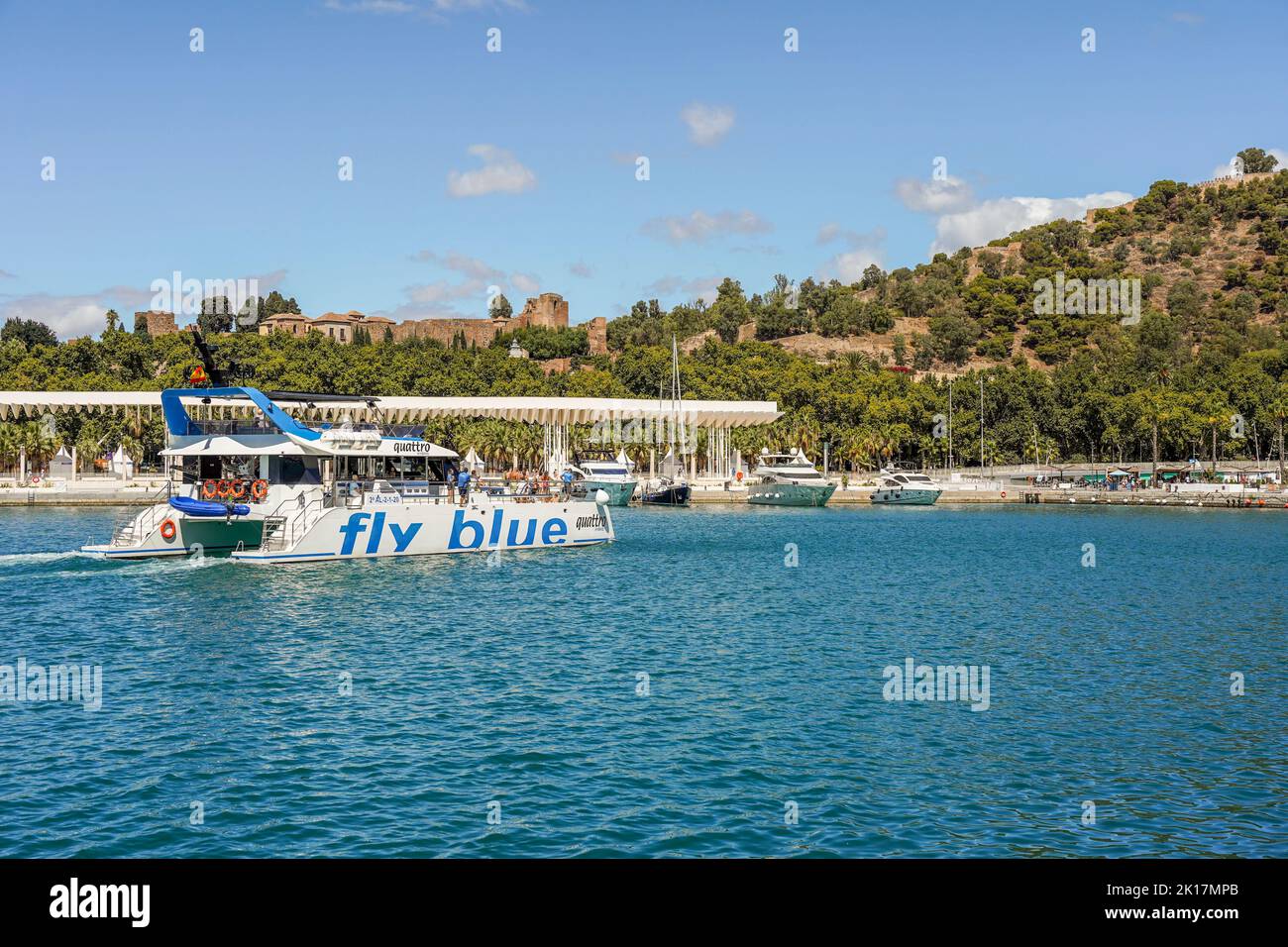 Bateau touristique entrant dans le port de Malaga, Costa del sol, Espagne. Banque D'Images