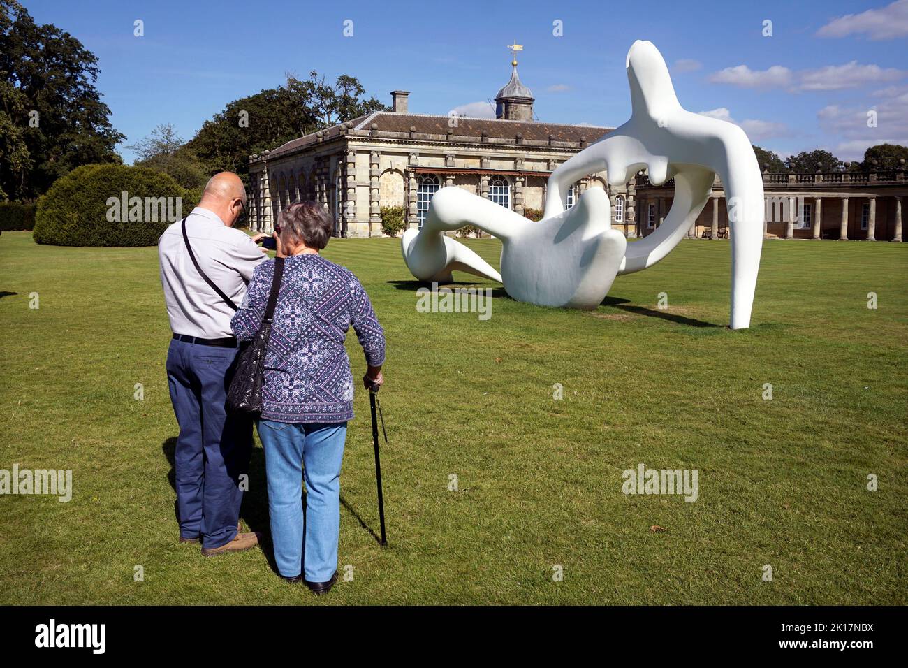 couple plus âgé photographiant la sculpture henry moore à houghton hall, au nord de norfolk, en angleterre Banque D'Images