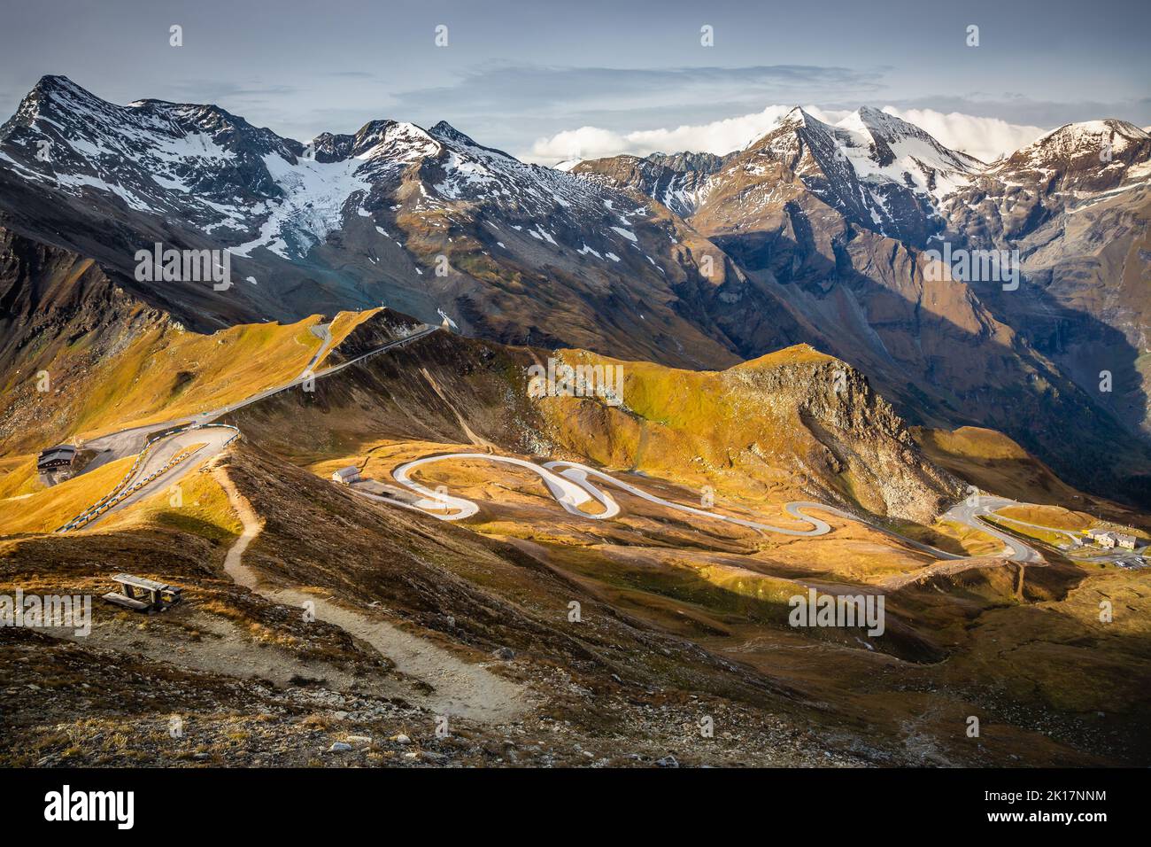 Route Grossglockner et paysage spectaculaire de la chaîne de montagnes à l'aube, alpes autrichiennes Banque D'Images