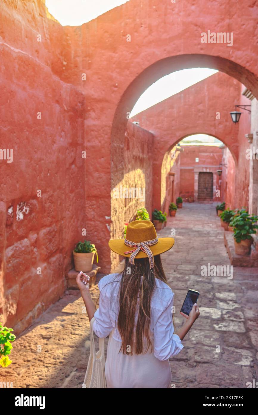 Jeunes touristes explorant le monastère de Santa Catalina, Convento de Santa Catalina, Arequipa, Pérou. Amérique du Sud Banque D'Images