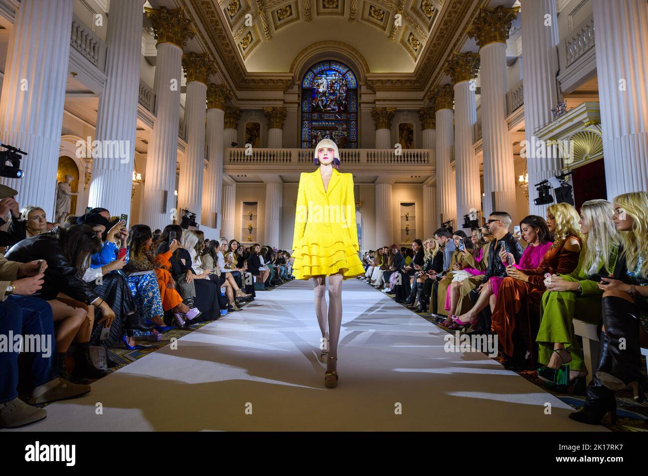 Londres, Royaume-Uni. 16 septembre 2022. Modèles sur la passerelle pendant le spectacle de mode Paul Costelloe, qui s'est tenu à Mansion House à Londres dans le cadre de la London Fashion week. Date de la photo: Vendredi 16 septembre 2022. Le crédit photo devrait se lire: Matt Crossick/Empics/Alamy Live News Banque D'Images