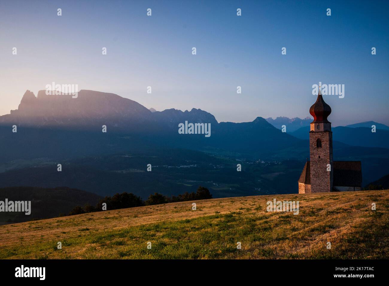 Lever du soleil sur la montagne de Renon en regardant le Sciliar Banque D'Images