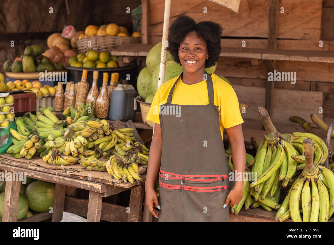 portrait d'une femme de marché africaine souriante Banque D'Images