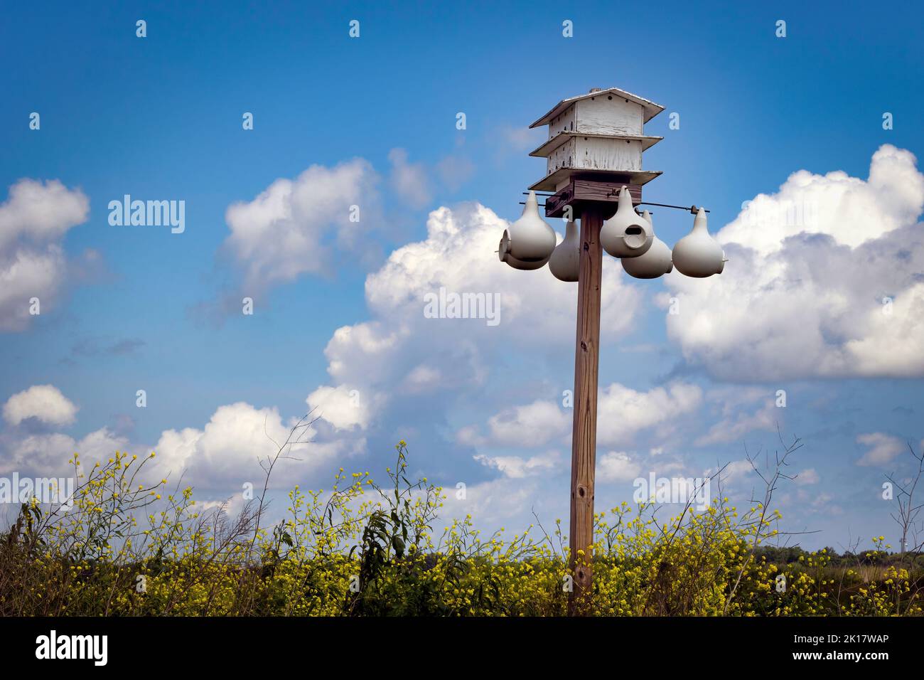 Une maison d'oiseaux se dresse le long de l'eau sur la jetée nord à Manitowoc, Wisconsin. Banque D'Images