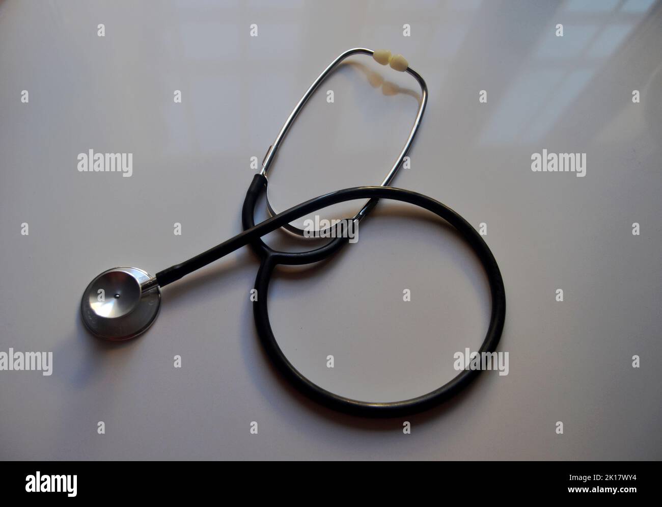 Stéthoscope médical sur fond blanc utilisé pour reconnaître les patients malades Banque D'Images