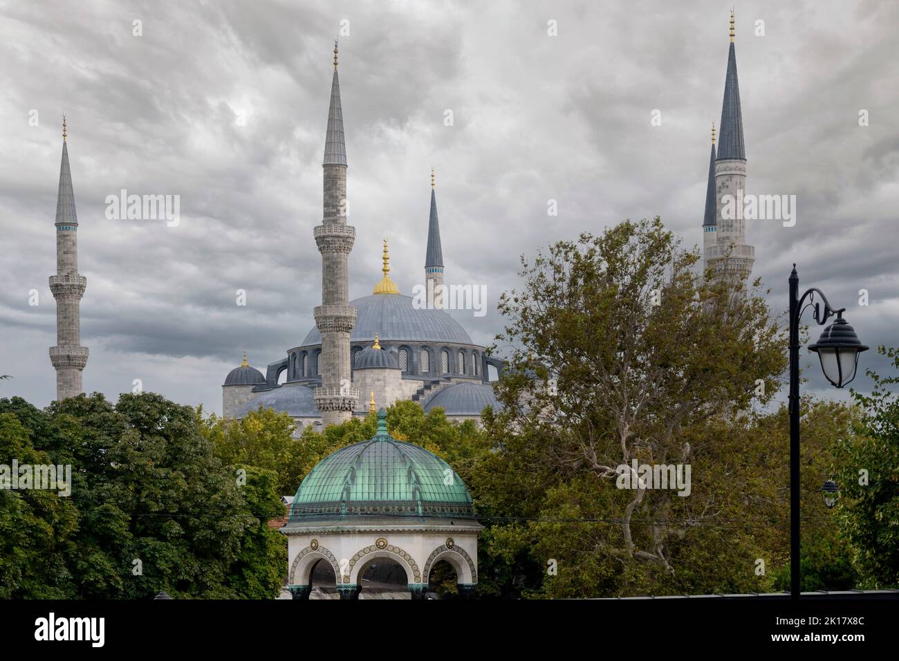 Türkei, Istanbul, Sultanahmet, Hippodrom, Kaiser-Wilhelm-Brunnen und Minarette der Sultanahmet-Moschee. Banque D'Images