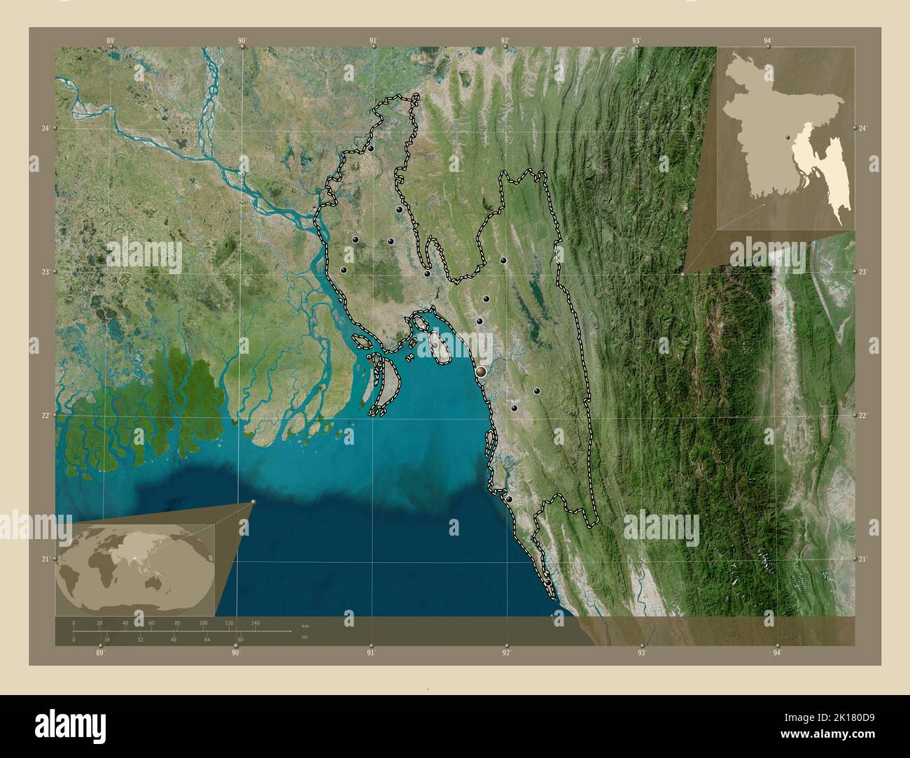 Chittagong, division du Bangladesh. Carte satellite haute résolution. Lieux des principales villes de la région. Cartes d'emplacement auxiliaire d'angle Banque D'Images
