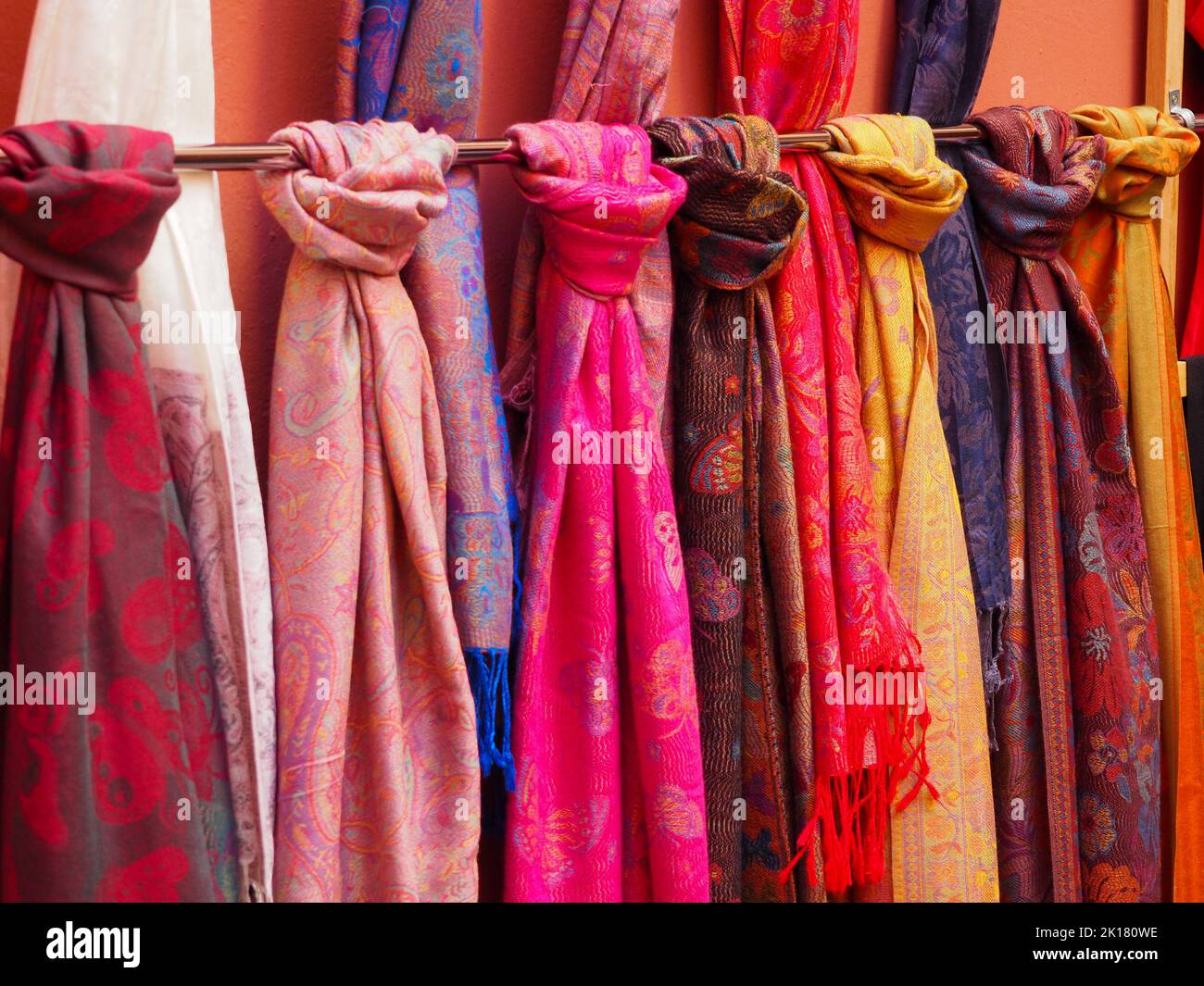 Ensemble de grands foulards de différentes couleurs en vente dans la rue Banque D'Images