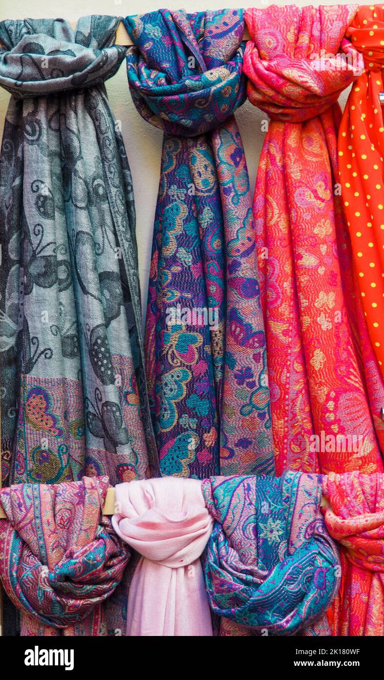 Ensemble de grands foulards de différentes couleurs en vente dans la rue Banque D'Images