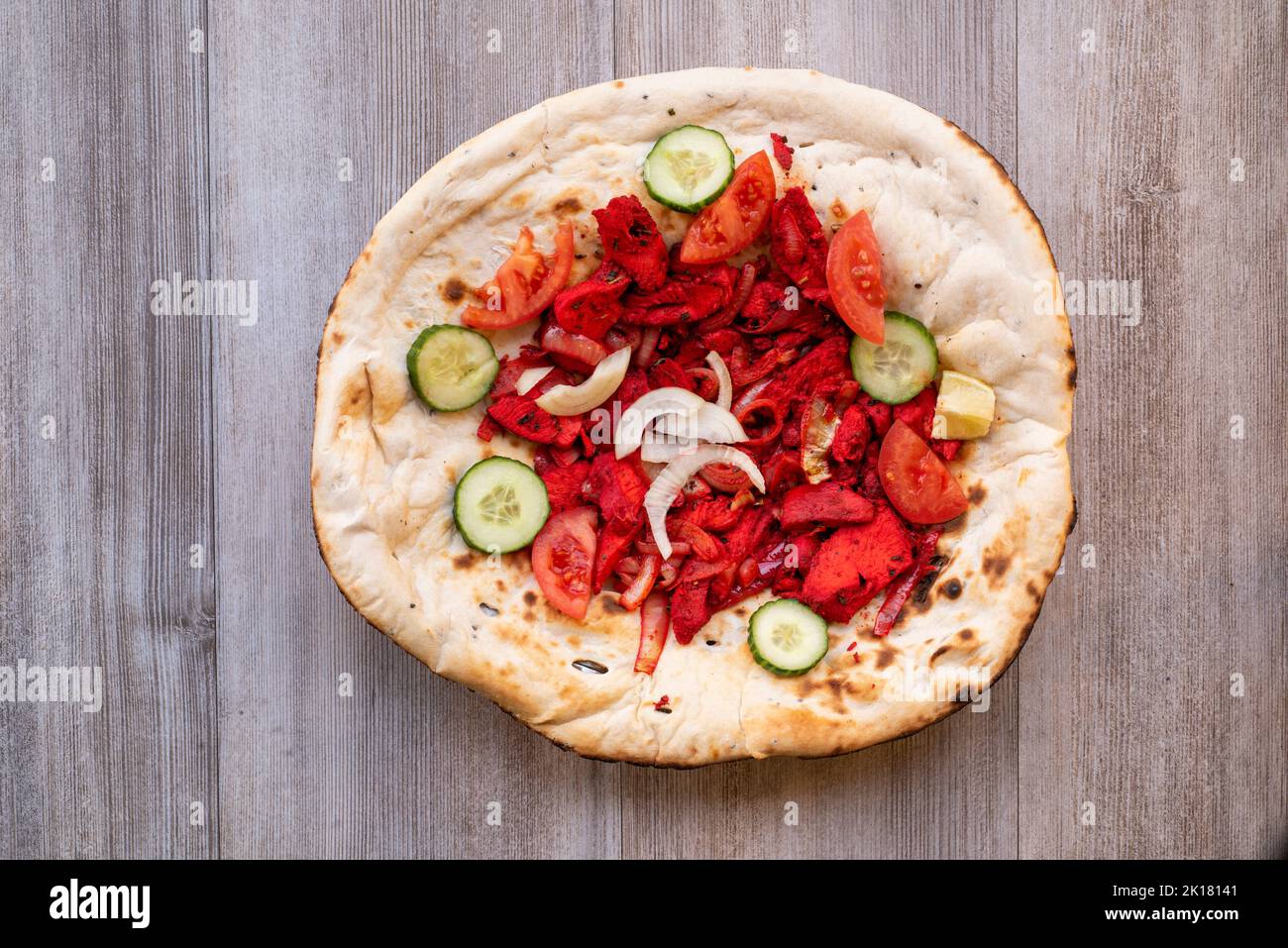 Doncaster, Royaume-Uni - 2019 mars 21 : délicieux kebab de poulet tandoori sur du pain naan avec salade Banque D'Images