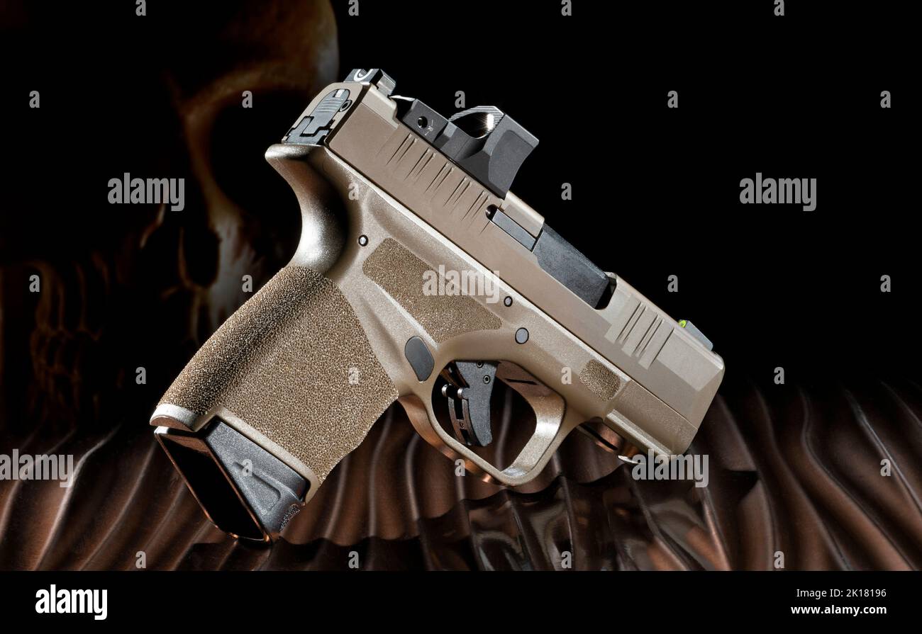 Pistolet semi-automatique avec crâne derrière pour signifier un pistolet fantôme Banque D'Images